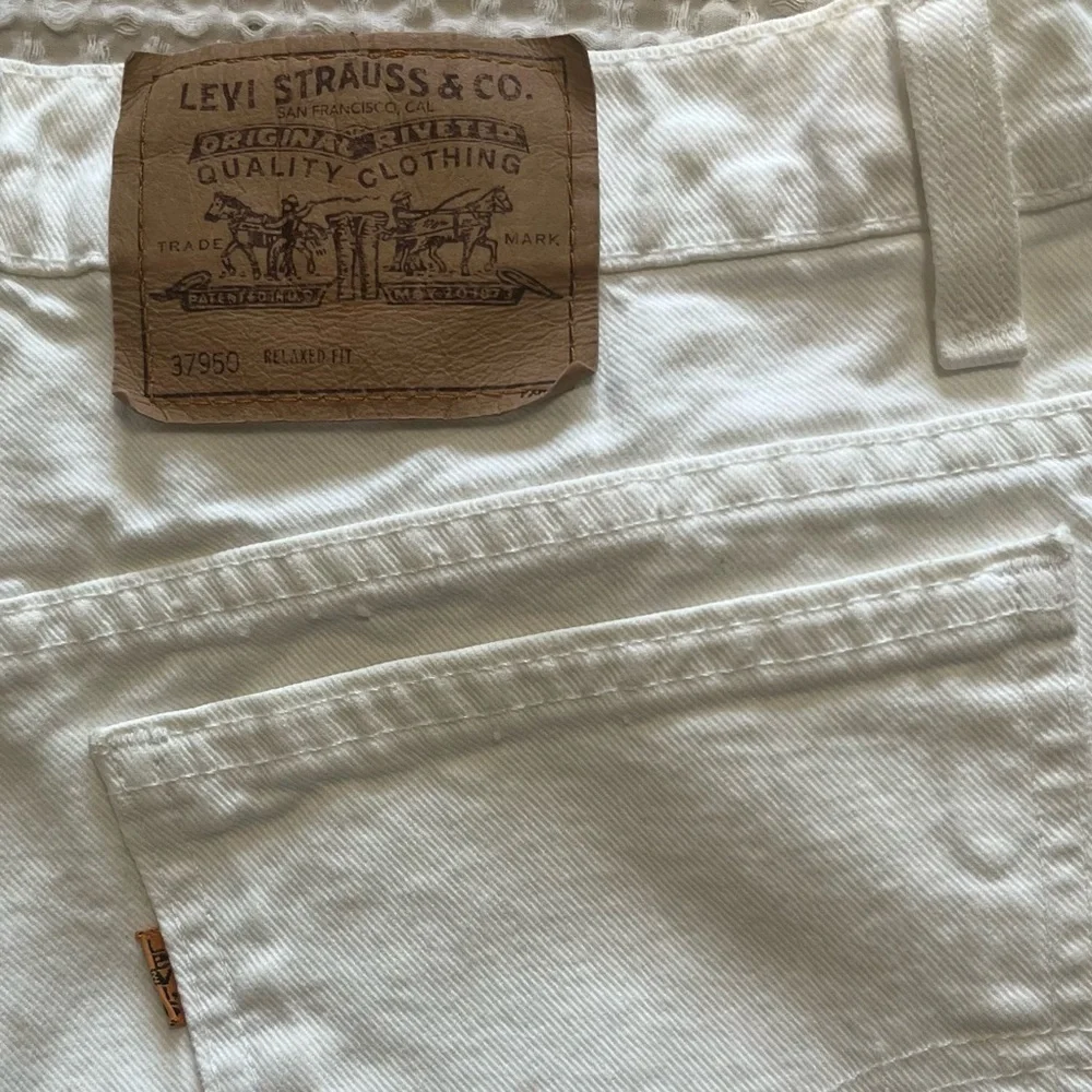 90s Levi’s 950 Relaxed Fit Baggy Shorts USA Cotton White Denim